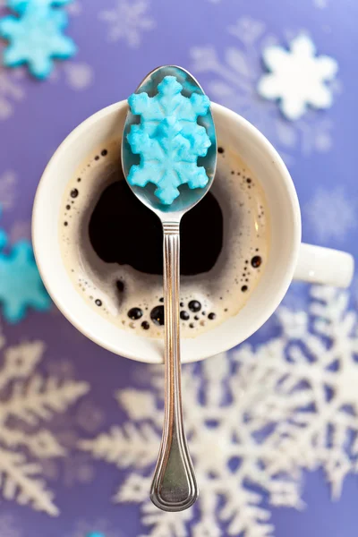 Kaffe med snöflingor formade socker — Stockfoto