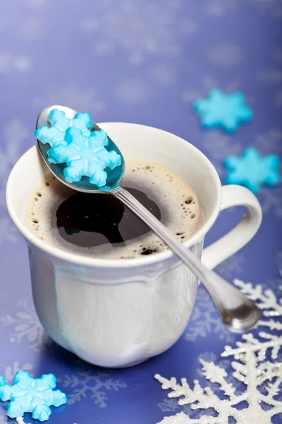 Caffè con fiocchi di neve a forma di zucchero — Foto Stock