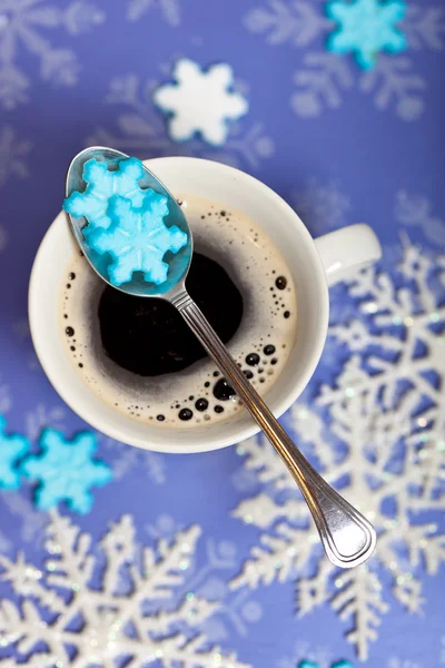 Kaffe med snöflingor formade socker — Stockfoto