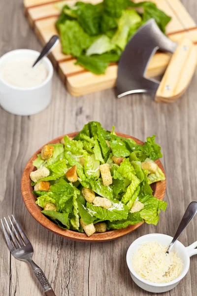Классический салат Цезарь с гренками — стоковое фото