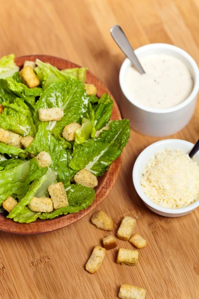 Klassieke caesar salade met croutons — Stockfoto