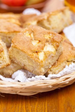 Bir elma kek parçaları