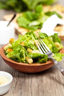 Klasik Sezar salatası croutons