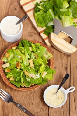 Klasik Sezar salatası croutons