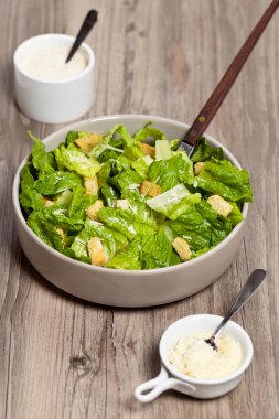 Klasik Sezar salatası croutons