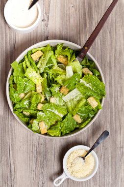 Klasik Sezar salatası croutons