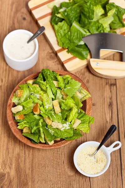 Klassischer Caesar-Salat mit Croutons — Stockfoto