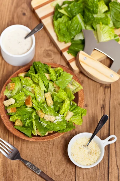 Классический салат Цезарь с гренками — стоковое фото