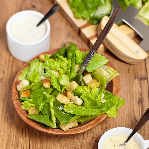 Klassisk caesarsallad med krutonger — Stockfoto