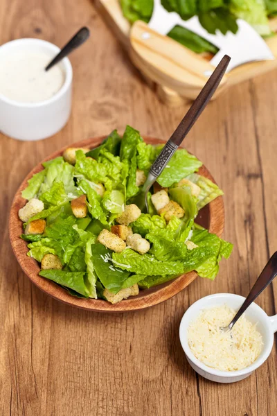 Klassisk caesarsallad med krutonger — Stockfoto