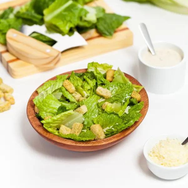 Klassieke caesar salade met croutons — Stockfoto