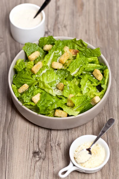 Klassischer Caesar-Salat mit Croutons — Stockfoto