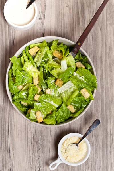 Salada Caesar clássico com croutons — Fotografia de Stock