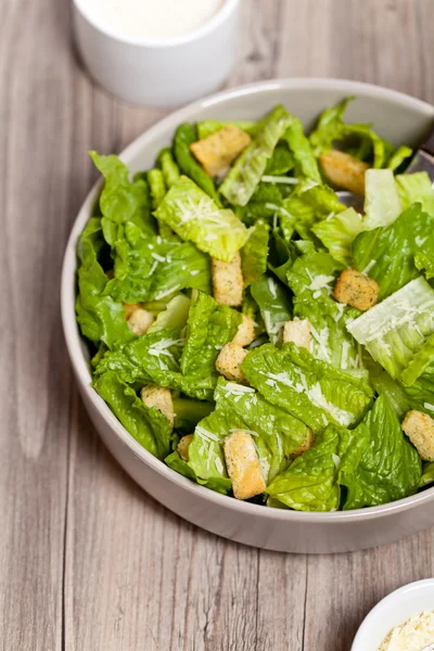 Ensalada César Clásica con crutones —  Fotos de Stock