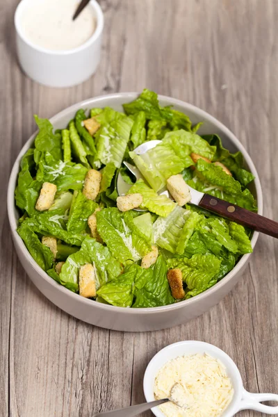 Klassieke caesar salade met croutons — Stockfoto