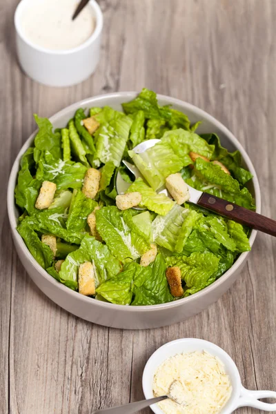 Salada Caesar clássico com croutons — Fotografia de Stock