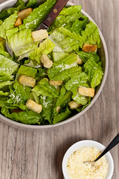 Salada Caesar clássico com croutons — Fotografia de Stock