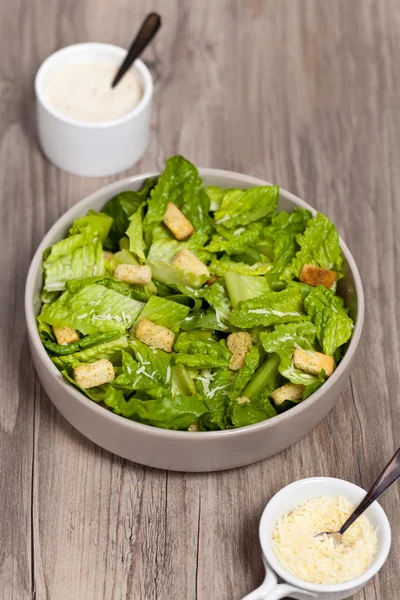 Klassisk caesarsallad med krutonger — Stockfoto