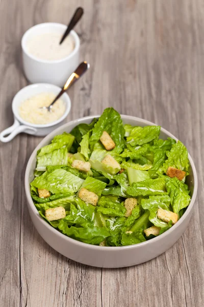 Salada Caesar clássico com croutons — Fotografia de Stock