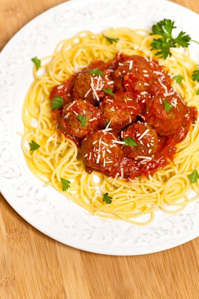 Espaguetis con albóndigas —  Fotos de Stock