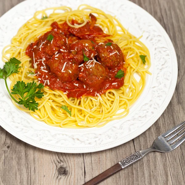 Špagety s masovými kuličkami — Stock fotografie