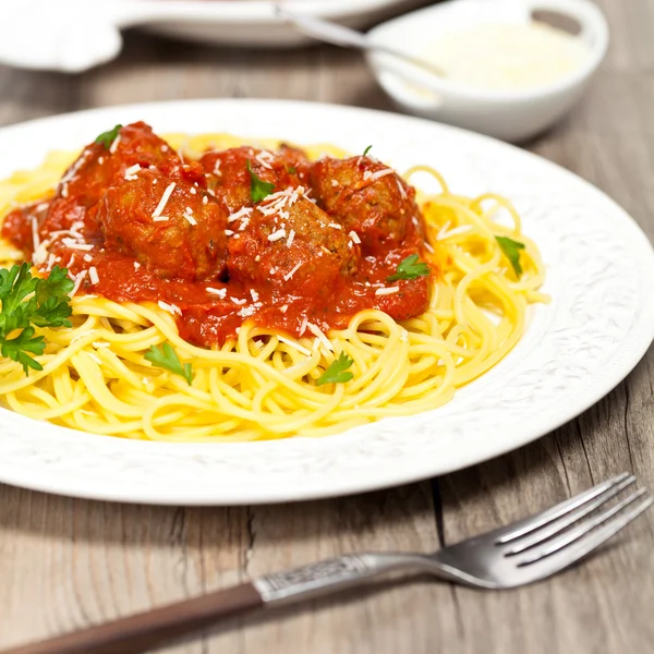 Spaghetti mit Frikadellen — Stockfoto