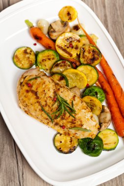Sebzeli ızgara tavuk göğsü