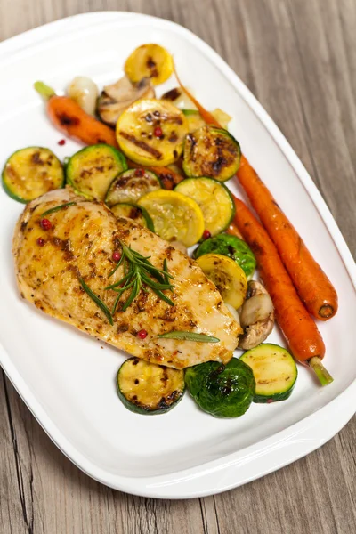 Grilled chicken breast with vegetables — Stock Photo, Image