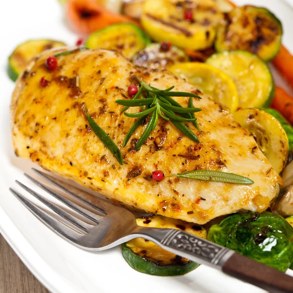 Gegrillte Hühnerbrust mit Gemüse — Stockfoto