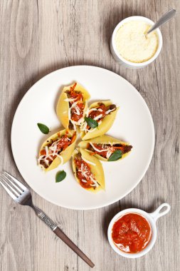 büyük makarna kabukları