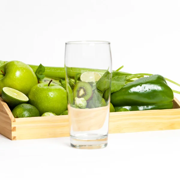 Yeşil sebze ile cam — Stok fotoğraf