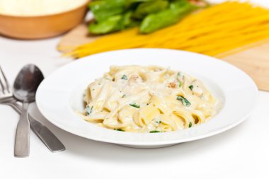 Ispanaklı tavuk fettuccine alfredo