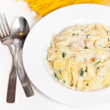 Ispanaklı tavuk fettuccine alfredo