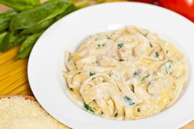 Ispanaklı tavuk fettuccine alfredo