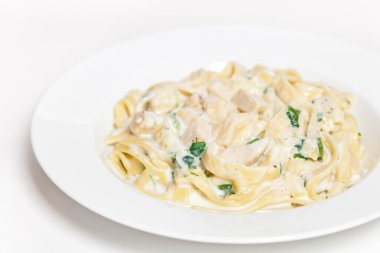 Ispanaklı tavuk fettuccine alfredo