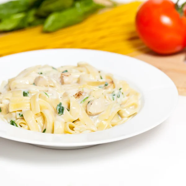 Ispanaklı tavuk fettuccine alfredo