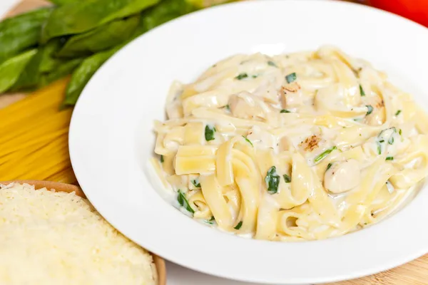 Ispanaklı tavuk fettuccine alfredo