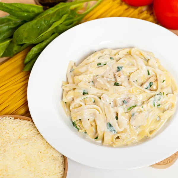 Ispanaklı tavuk fettuccine alfredo