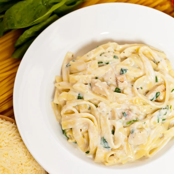 Fetuccine de pollo alfredo con espinacas — Foto de Stock