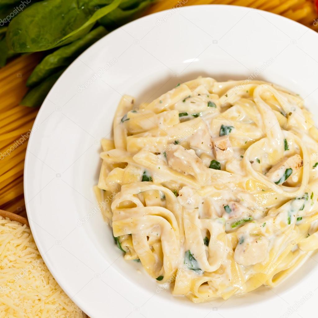 Chicken fettuccine alfredo with spinach — Stock Photo © alisafarov ...