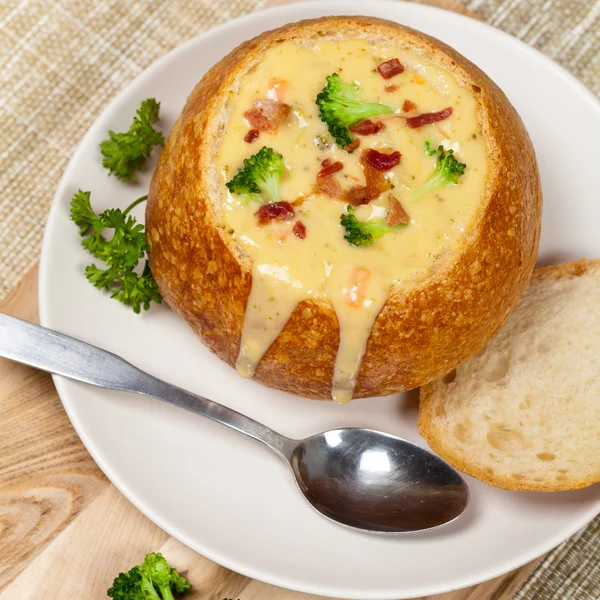 hamur mayası ekmek kase Brokoli peynir çorbası ile dolu