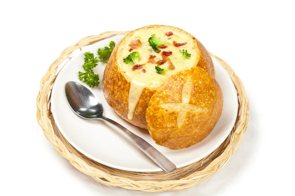 Cuenco de pan de masa agria lleno de sopa de queso de brócoli —  Fotos de Stock