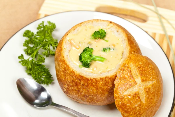 Brokkoli und Specksuppe in einer Brotschüssel — Stockfoto