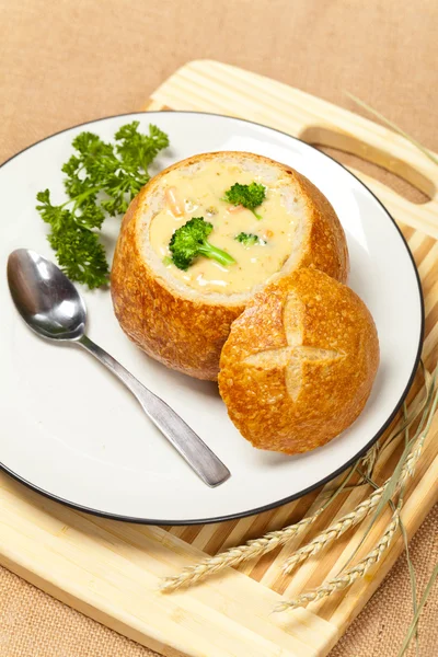 Brokkoli und Specksuppe in einer Brotschüssel — Stockfoto