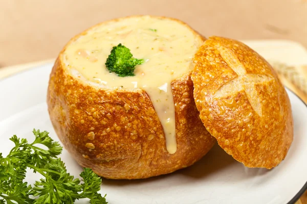 Brokkoli und Specksuppe in einer Brotschüssel — Stockfoto