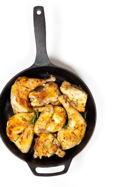 tavada tavuk, sarımsak ve biberiye