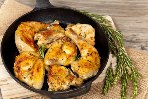 tavada tavuk, sarımsak ve biberiye