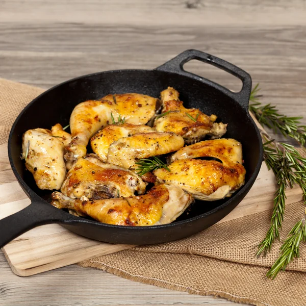 Padella con pollo, aglio e rosmarino — Foto Stock