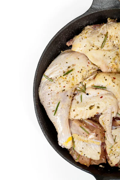 Pollo crudo con rosmarino pronto da cuocere — Foto Stock