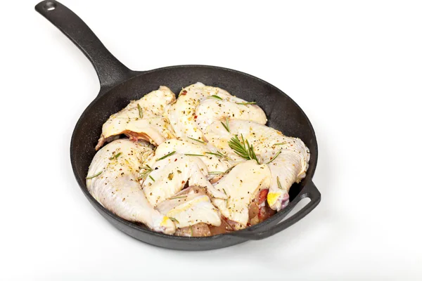 Pollo crudo con rosmarino pronto da cuocere — Foto Stock